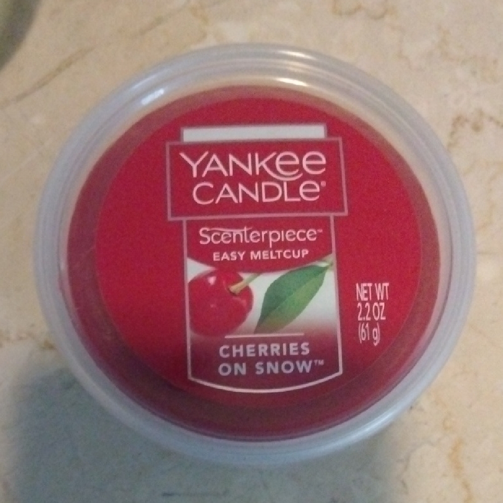 Yankee Candle Cherries on Snow Scenterpiece Easy MeltCup - Red